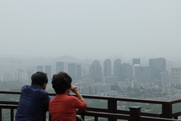 ▲21일 오후 서울 시내가 먼지에 뒤덮여있다 (사진=연합뉴스)