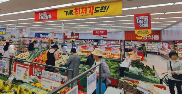 ▲롯데슈퍼 언남점에서 끝장상품을 구매하는 소비자들. (사진제공=롯데쇼핑)