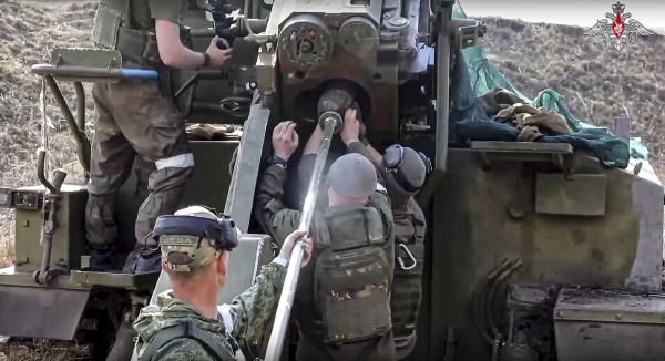 ▲러시아 국방부가 18일(현지시각) 공개한 사진에 러시아군이 장소가 알려지지 않은 곳에서 우크라이나 진지를 향해 152㎜ 자주포 2S5 기아친트-S를 발사하고 있다. 모스크바/AP뉴시스
