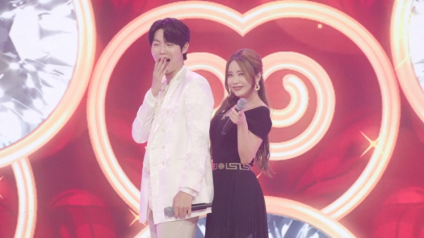 ▲'‘불타는 장미단’ 손태진, 홍진영(사진제공=MBN)