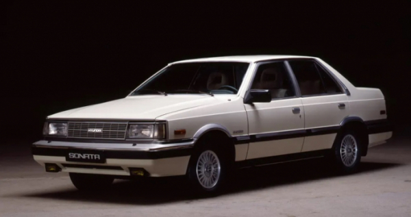 ▲1세대 쏘나타는 1988년 등장했다. 1985년 선보인 준중형차 스텔라의 고급 버전으로 시작했다.  (출처=광고연구원)