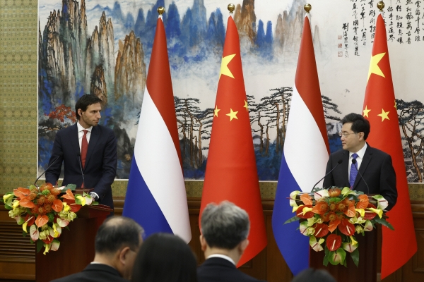 ▲웝크 훅스트라(왼쪽) 네덜란드 부총리 겸 외무장관과 친강 중국 외교부장이 23일 중국 베이징에서 회담을 마친 뒤 공동 기자회견을 하고 있다. 베이징/AP뉴시스
