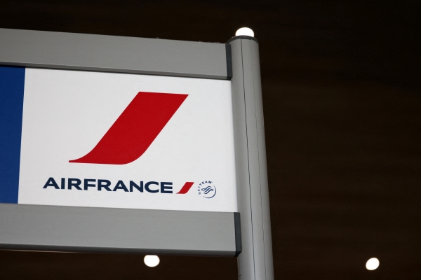 ▲프랑스 파리 샤를 드골 국제공항 제2터미널에서 에어프랑스 항공사 로고가 보인다. 파리/로이터연합뉴스

