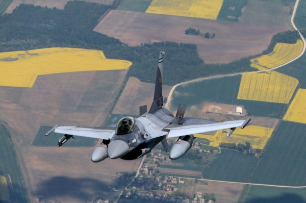 ▲F-16 군용기 한 대가 리투아니아 시아울리아이에서 항공 임무를 수행하고 있다. 시아울리아이(리투아니아)/AFP연합뉴스
