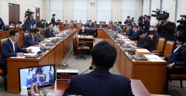 ▲24일 오후 서울 여의도 국회에서 행정안전위원회 전체회의가 열리고 있다. (뉴시스)