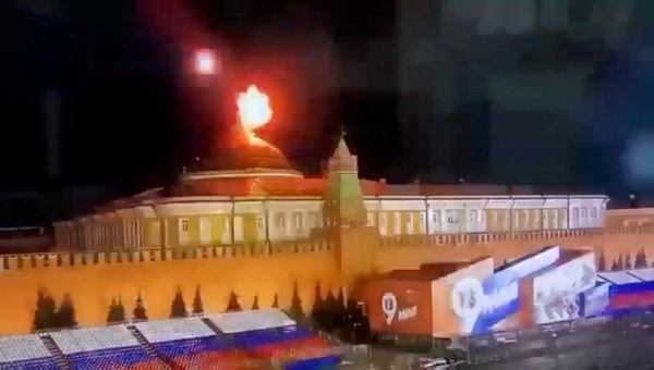 ▲2일(현지시간) 모스크바 크렘린궁 지붕 위에서 무인기로 보이는 비행체가 폭발하고 있다. 모스크바/로이터연합뉴스 
