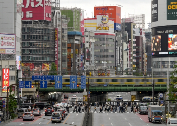 ▲4월 25일 일본 도쿄의 한 거리에서 사람들이 거리를 지나가고 있다. 도쿄/EPA연합뉴스
