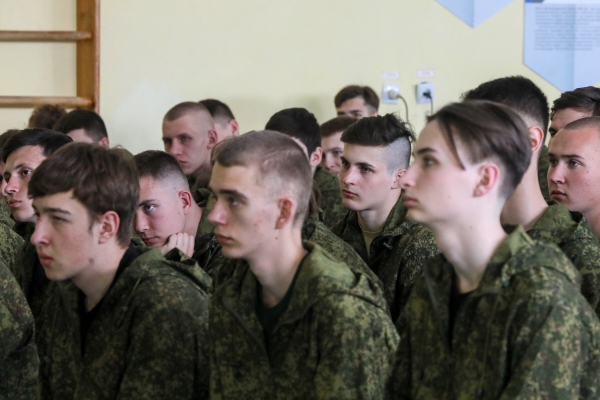 ▲러시아 노비 오스콜의 군사 교육 캠프에서 22일 10대 청소년들이 수업을 듣고 있다. 노비 오스콜(러시아)/타스연합뉴스
