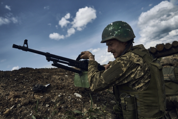 ▲우크라이나 병사가 5월 22일 바흐무트 전선에서 전투를 준비하고 있다. 바흐무트(우크라이나)/AP연합뉴스
