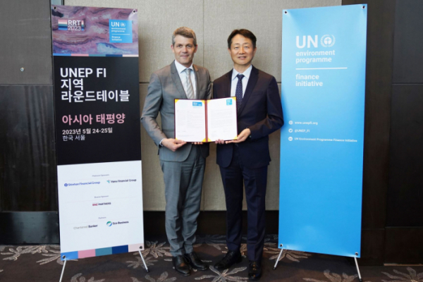 ▲UNEP FI의 아시아태평양 지역 회의에 참석한 에릭 어셔 UNEP FI 대표(왼쪽)와 김신 SK증권 사장