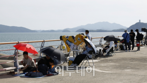 ▲기술적 결함으로 발사가 무산댔던 한국형 발사체 누리호(KSLV-Ⅱ)의 3차 재발사일인 25일 전남 여수시 낭도에서 관람객들이 누리호의 발사 시간을 기다리고 있다. 조현호 기자 hyunho@