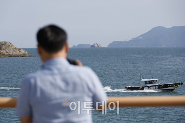 ▲기술적 결함으로 발사가 무산댔던 한국형 발사체 누리호(KSLV-Ⅱ)의 3차 재발사일인 25일 전남 여수시 낭도에서 관람객들이 누리호의 발사 시간을 기다리고 있다. 조현호 기자 hyunho@