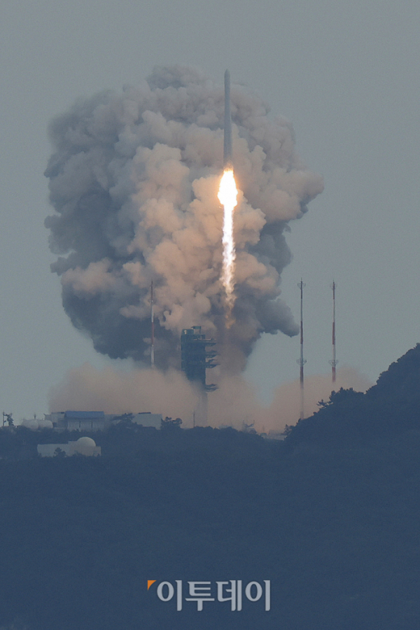 ▲ The Nuri-ho is being launched from the Naro Space Center in Goheung-gun, South Jeolla Province on the 25th, the 3rd re-launch day of the Korean launch vehicle Nuri-ho (KSLV-II), which failed to launch due to a technical defect.  Unlike the first and second launches, which were loaded with parent satellites and performance verification satellites that had no real function, the third launch, Nuri, was equipped with practical satellites, next-generation small satellite No. 2 and seven cube satellites.  Reporter Cho Hyun-ho hyunho@