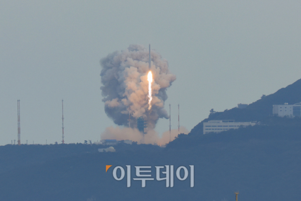 ▲ The Nuri-ho is being launched from the Naro Space Center in Goheung-gun, South Jeolla Province on the 25th, the 3rd re-launch day of the Korean launch vehicle Nuri-ho (KSLV-II), which failed to launch due to a technical defect.  Unlike the first and second launches, which were loaded with parent satellites and performance verification satellites that had no real function, the third launch, Nuri, was equipped with practical satellites, next-generation small satellite No. 2 and seven cube satellites.  Reporter Cho Hyun-ho hyunho@
