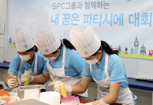 ▲SPC그룹의 내 꿈은 파티시에 대회에서 참여자들이 제과제빵을 배우고 있다. (사진제공=SPC)