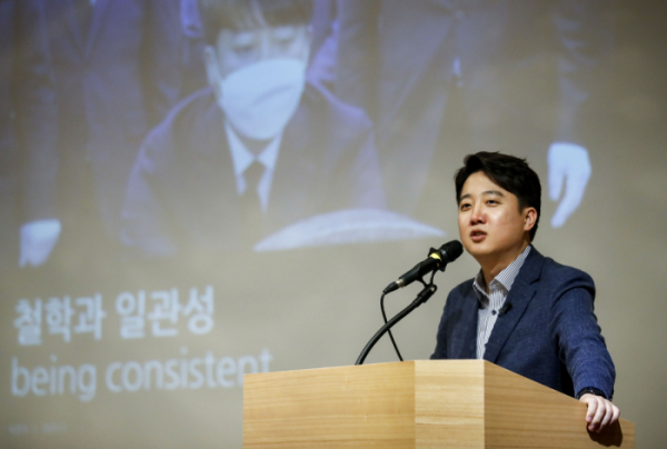 ▲[서울=뉴시스] 정병혁 기자 = 이준석 전 국민의힘 당대표가 26일 오후 서울 성북구 국민대학교에서 '논쟁 사회를 위한 고민' 이라는 주제로 특강을 하고 있다. 2023.05.26. jhope@newsis.com