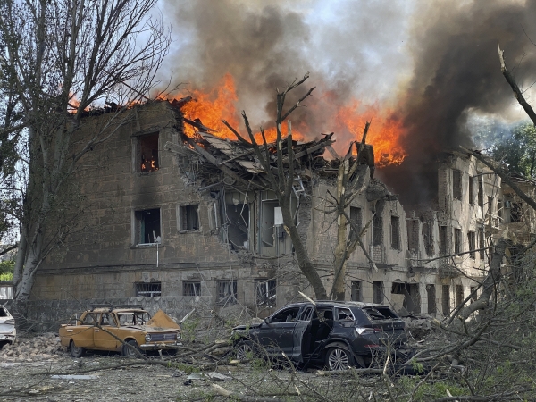 ▲26일(현지시간) 우크라이나 드니프로테페트로우스크에서 러시아군의 공격을 받아 건물이 훼손됐다. 드니프로(우크라이나)/AP연합뉴스
