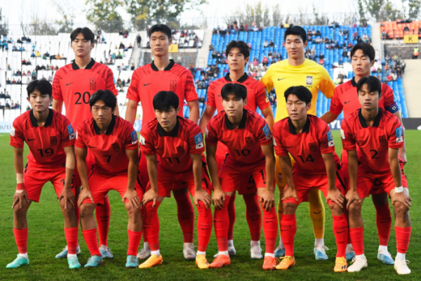 ▲대한민국 20세 이하(U-20) 축구대표팀이 지난 24일(현지시간) 아르헨티나 멘도사 스타디움에서 2023 국제축구연맹(FIFA) U-20 월드컵 조별리그 F조 2차전 온두라스와의 경기를 치르기 전 단체 사진을 찍고 있다. 한국은 이날 경기에서 2-2 무승부를 거뒀다. (연합뉴스)