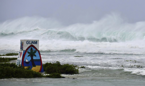 ▲4등급 슈퍼 태풍 '마와르'가 강타한 미국령 괌에서 24일(현지시간) 거센 파도가 몰아치는 모습.  (연합뉴스)