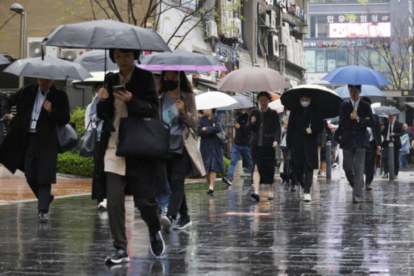 ▲우산을 쓴 시민들이 출근길 발걸음을 재촉하고 있다. 조현호 기자 hyunho@