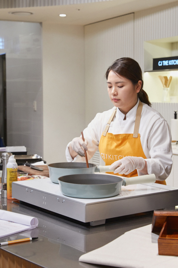 ▲지난달 26일 서울 중구에 있는 CJ더키친에서 진행한 쿠킹 클래스에서 강사가 LG 디오스 인덕션 전기레인지를 이용해 요리하고 있다. (사진제공=LG전자)