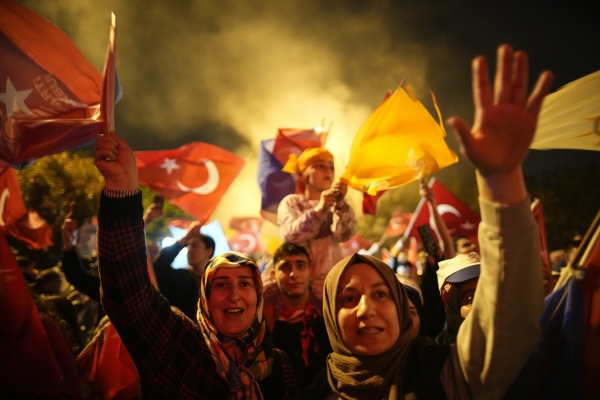 ▲레제프 타이이프 에르도안 튀르키예 대통령이 지지자들이 28일(현지시간) 승리를 확신하고 있다. 이스탄불/AP뉴시스
