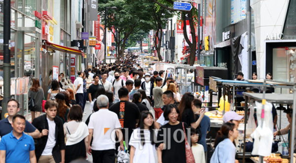 ▲휴일인 29일 명동거리가 인파로 북적이고 있다. (고이란 기자 photoeran@)