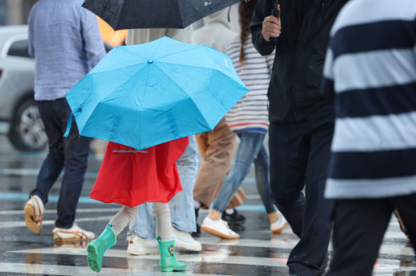 ▲27일 오후 서울 광화문네거리에서 어린이가 우산을 쓰고 횡단보도를 건너고 있다. (연합뉴스)