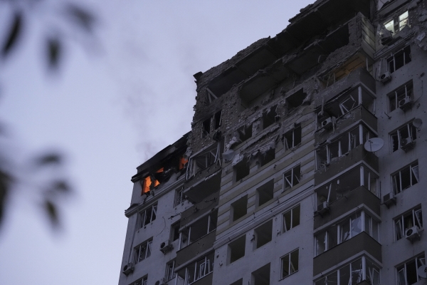 ▲30일(현지시간) 러시아 공습으로 상층부가 까맣게 탄 우크라이나 키이우 아파트 모습이 보인다. 키이우/AP뉴시스
