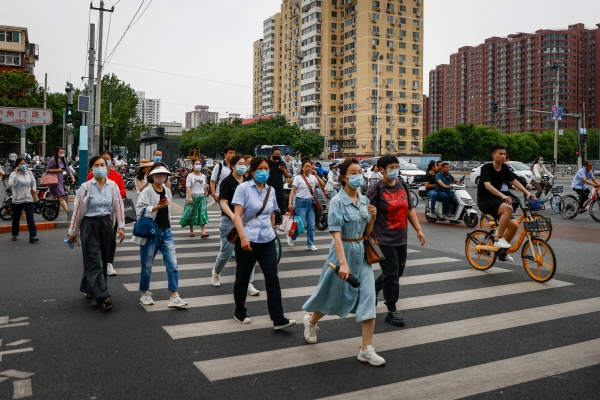 ▲중국 베이징에서 5월 29일 시민들이 길을 건너고 있다. 베이징/EPA연합뉴스
