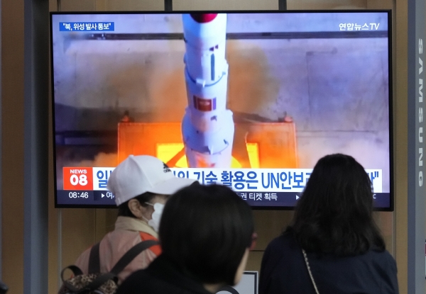 ▲서울역 TV 화면에 29일 북한 미사일 발사 관련 보도가 나오고 있다. 서울/AP연합뉴스
