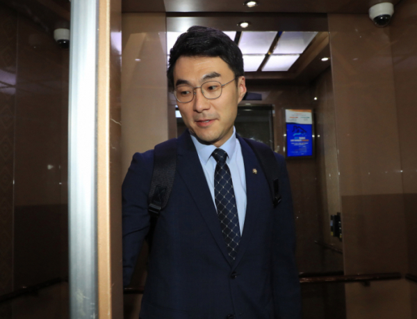 ▲김남국 무소속 의원이 31일 오후 서울 여의도 국회 의원회관에서 사무실을 나서고 있다. (공동취재사진) (뉴시스)