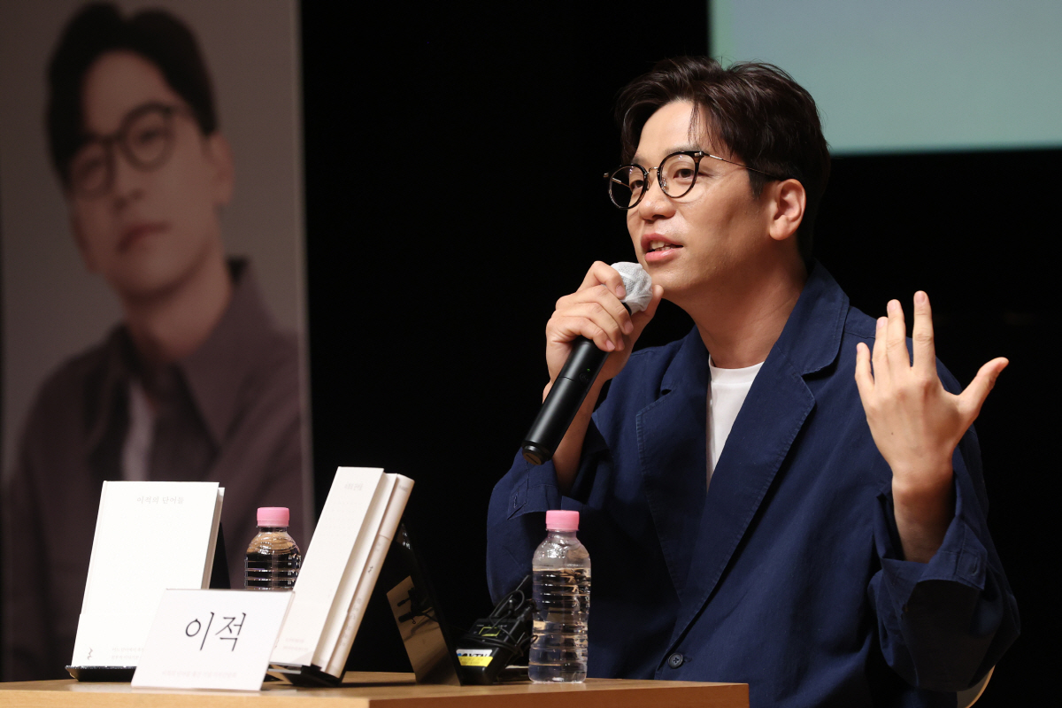 ▲싱어송라이터 이적이 31일 오전 서울 중구 이화여고 백주년기념관에서 산문집 ‘이적의 단어들’ 출간 기념 기자간담회를 하고 있다. 연합뉴스