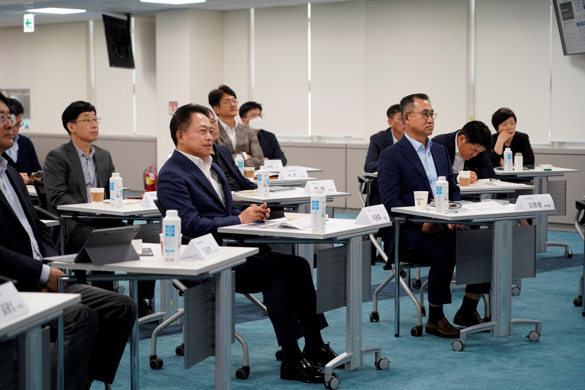 ▲최윤호 삼성SDI 대표이사 사장과 임원들이 'ESG 워크숍'에서 ESG 경영 강화 방안에 대해 논의하고 있다. (사진제공=삼성SDI)