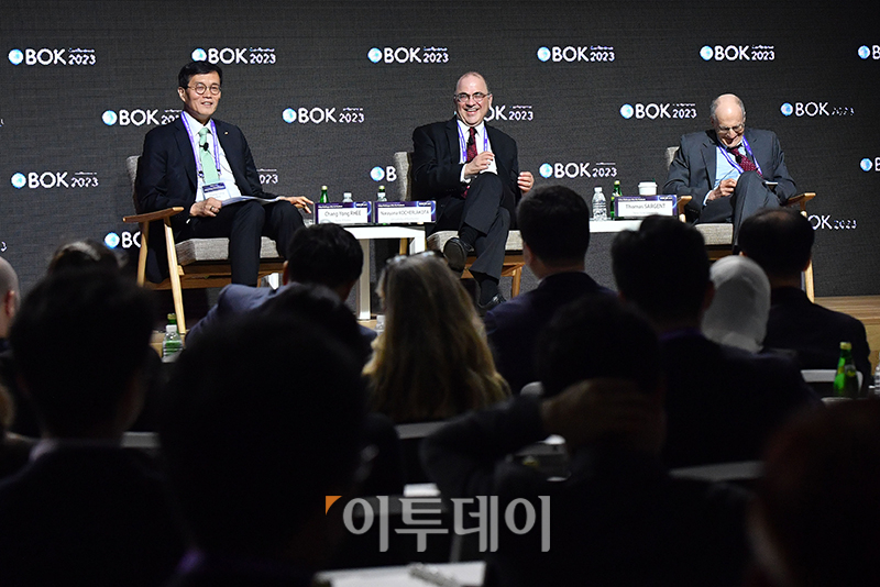 ▲이창용 한국은행 총재가 1일 서울 중구 한국은행 별관에서 열린 2023년 BOK 국제컨퍼런스에서 정책 대담을 하고 있다. 왼쪽부터 이 총재, 나라야나 코첼라코타 교수, 토마스 사전트 교수. (사진공동취재단)
