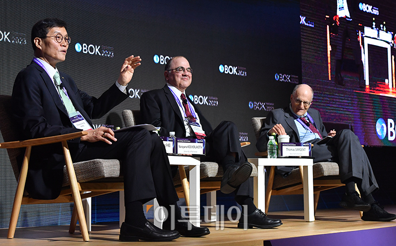 ▲이창용 한국은행 총재가 1일 서울 중구 한국은행 별관에서 열린 2023년 BOK 국제컨퍼런스에서 정책 대담을 하고 있다. 왼쪽부터 이 총재, 나라야나 코첼라코타 교수, 토마스 사전트 교수. (사진공동취재단)