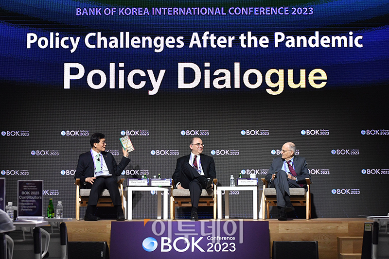 ▲이창용 한국은행 총재가 1일 서울 중구 한국은행 별관에서 열린 2023년 BOK 국제컨퍼런스에서 정책 대담을 하고 있다. 왼쪽부터 이 총재, 나라야나 코첼라코타 교수, 토마스 사전트 교수. (사진공동취재단)