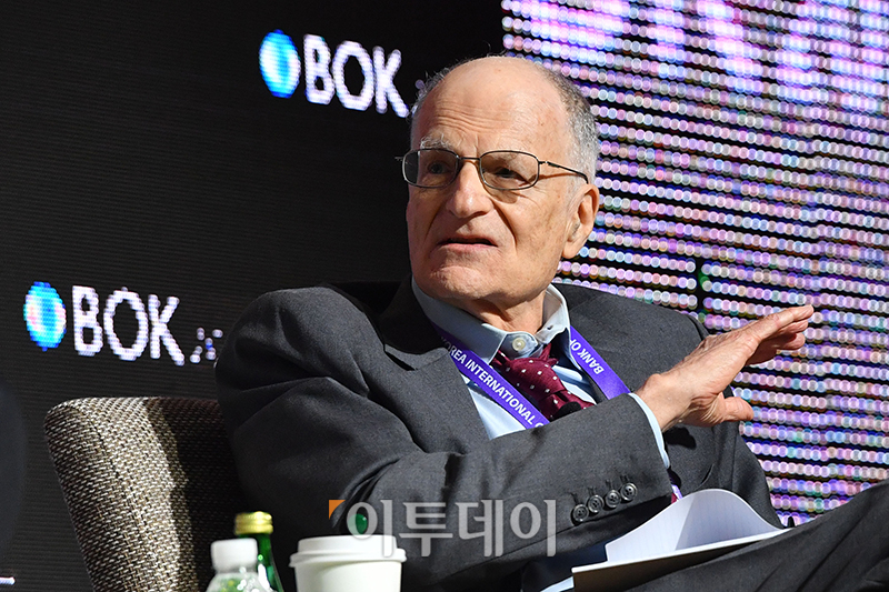 ▲토마스 사전트 교수가 1일 서울 중구 한국은행 별관에서 열린 2023년 BOK 국제컨퍼런스에 참석해 정책 대담을 하고 있다.  (사진공동취재단)