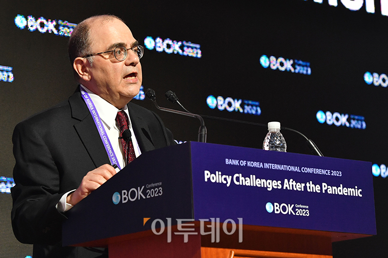 ▲나라야나 코첼라코타 교수가 1일 서울 중구 한국은행 별관에서 주제로 열린 2023년 BOK 국제컨퍼런스에 참석해 기조연설을 하고 있다.  (사진공동취재단)