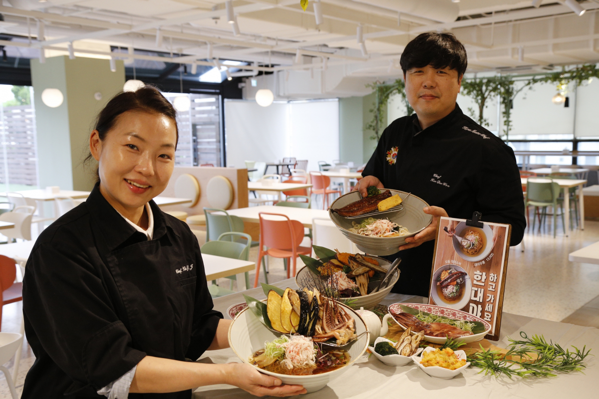 ▲1일 오전 경기도 용인시 수지구에 위치한 현대그린푸드 본사 사옥에서 직원들이 본가스시의 대야소바와 대야우동을 선보이고 있다. (사진제공=현대백화점그룹)