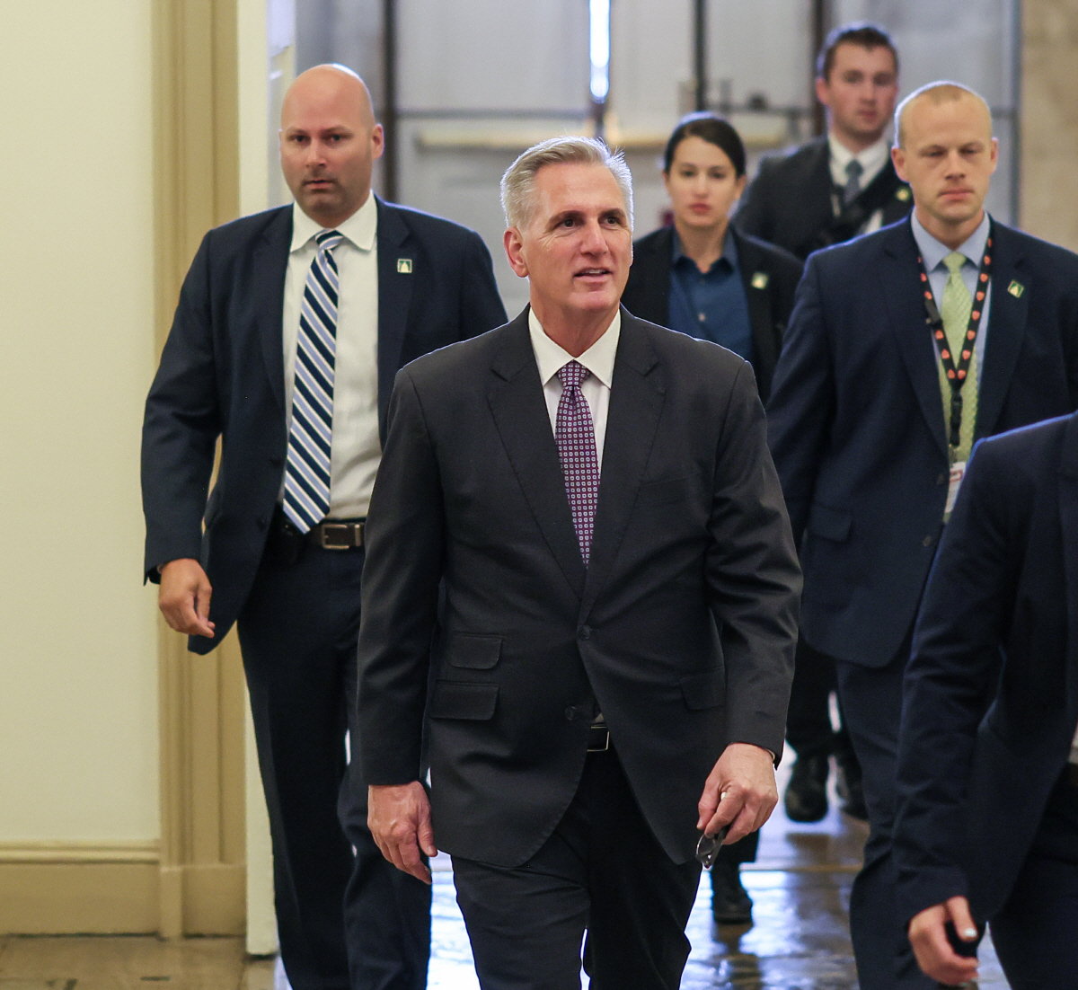 ▲케빈 매카시 미국 하원의장이 지난달 31일(현지시간) 부채한도 상향안 표결에 앞서 의회로 들어서고 있다. 워싱턴D.C./UPI연합뉴스
