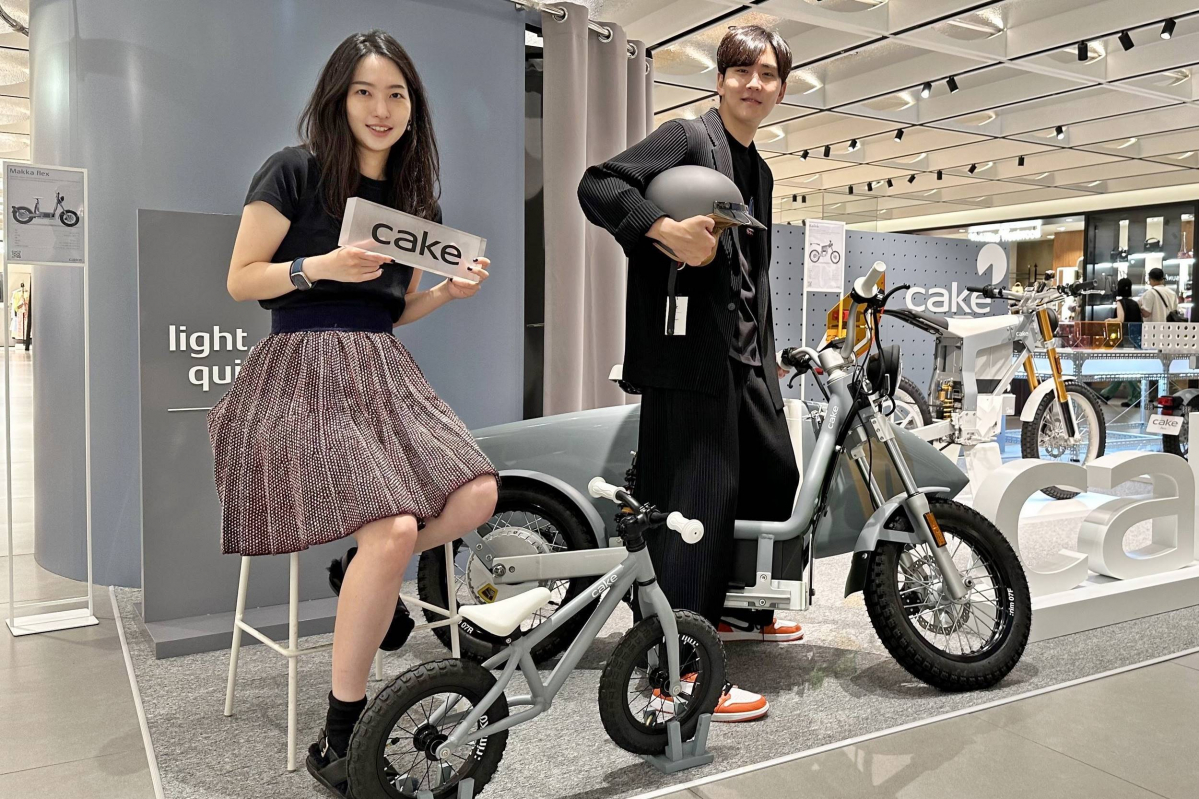 ▲1일 모델들이 서울 강남구 갤러리아백화점 명품관에서 스웨덴 친환경 전기 바이크 ‘케이크’를 소개하고 있다. (사진제공=한화갤러리아)