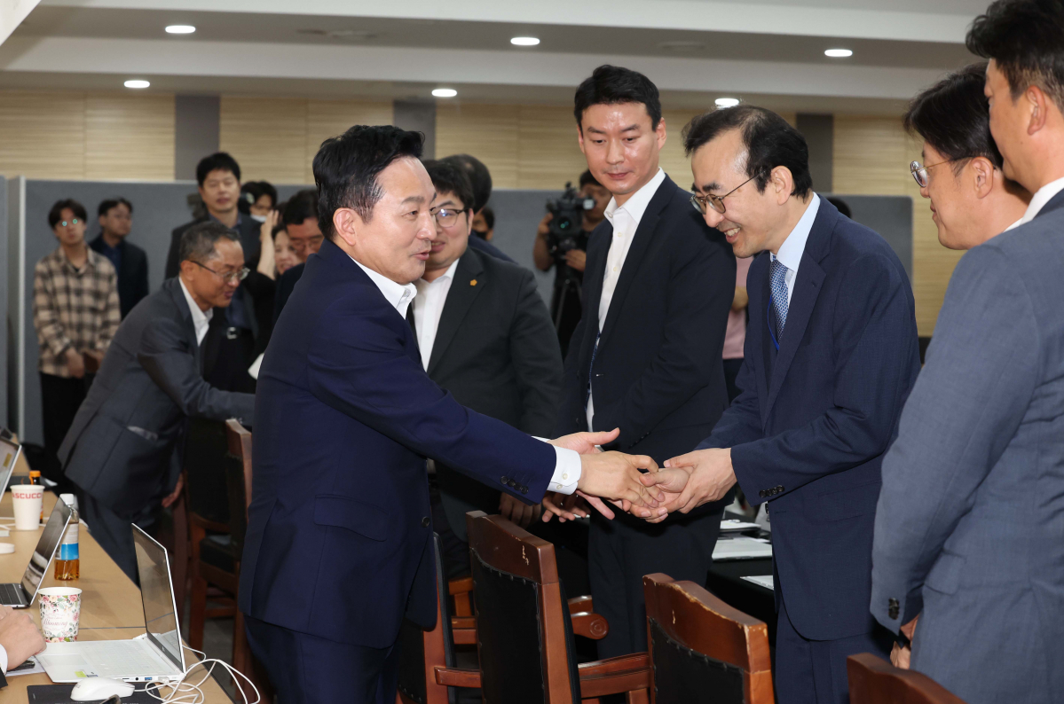 ▲원희룡 국토교통부 장관이 1일 서울 강남구 한국토지주택공사(LH) 서울지역본부에서 열린 전세사기피해지원위원회 발족식 및 제1차 회의에 앞서 참석자들과 인사하고 있다. 신태현 기자 holjjak@