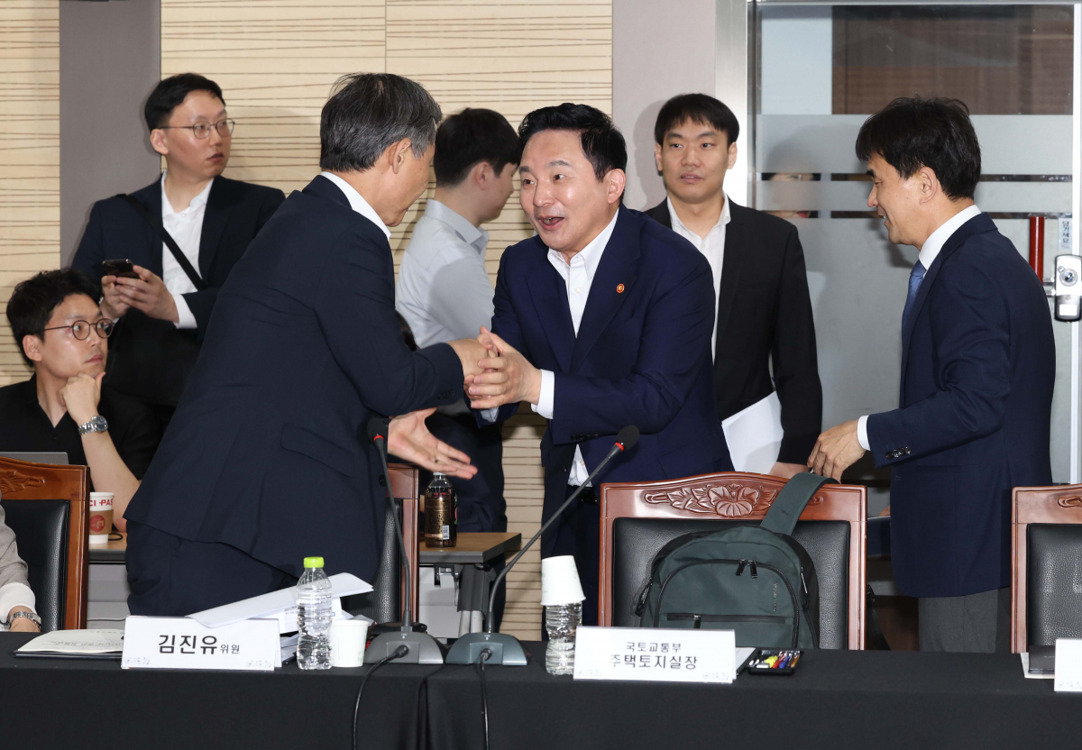 ▲원희룡 국토교통부 장관이 1일 서울 강남구 한국토지주택공사(LH) 서울지역본부에서 열린 전세사기피해지원위원회 발족식 및 제1차 회의에 앞서 참석자들과 인사하고 있다. 신태현 기자 holjjak@