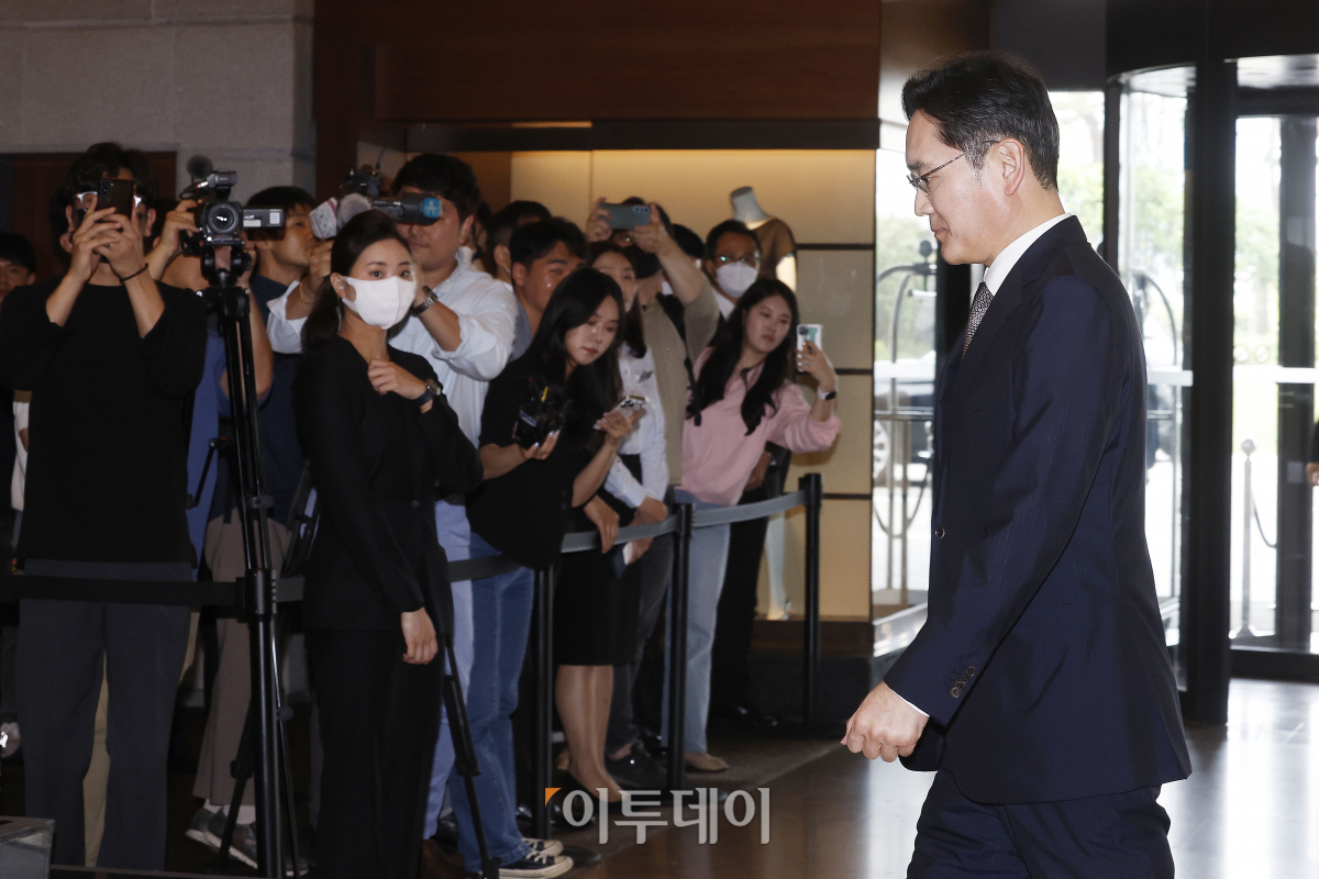 ▲이재용 삼성전자 회장이 1일 서울 중구 신라호텔에서 열린 호암상 시상식 참석을 위해 입장하고 있다. 조현호 기자 hyunho@