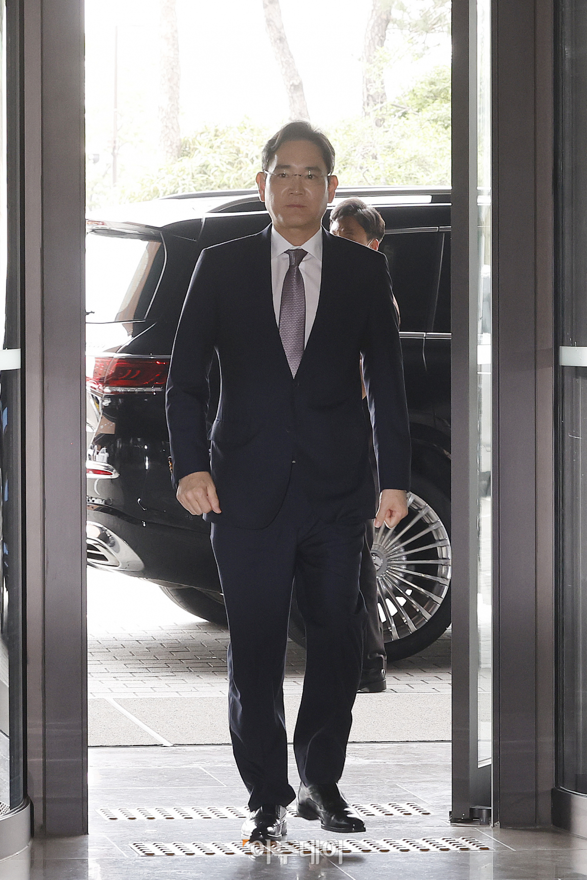 ▲이재용 삼성전자 회장이 1일 서울 중구 신라호텔에서 열린 호암상 시상식 참석을 위해 입장하고 있다. 조현호 기자 hyunho@