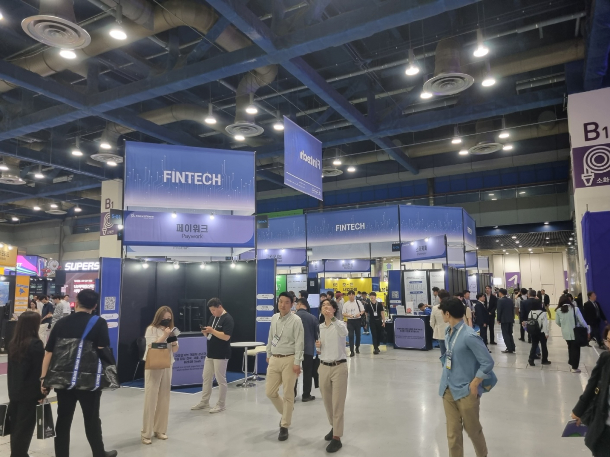 ▲23개사의 부스가 마련된 핀테크존에서는 대출, 보험, 해외송금, 아이디어 거래, 대체불가능토큰(NFT), 비대면결제 등 다양한 금융분야의 기술들이 소개됐다.