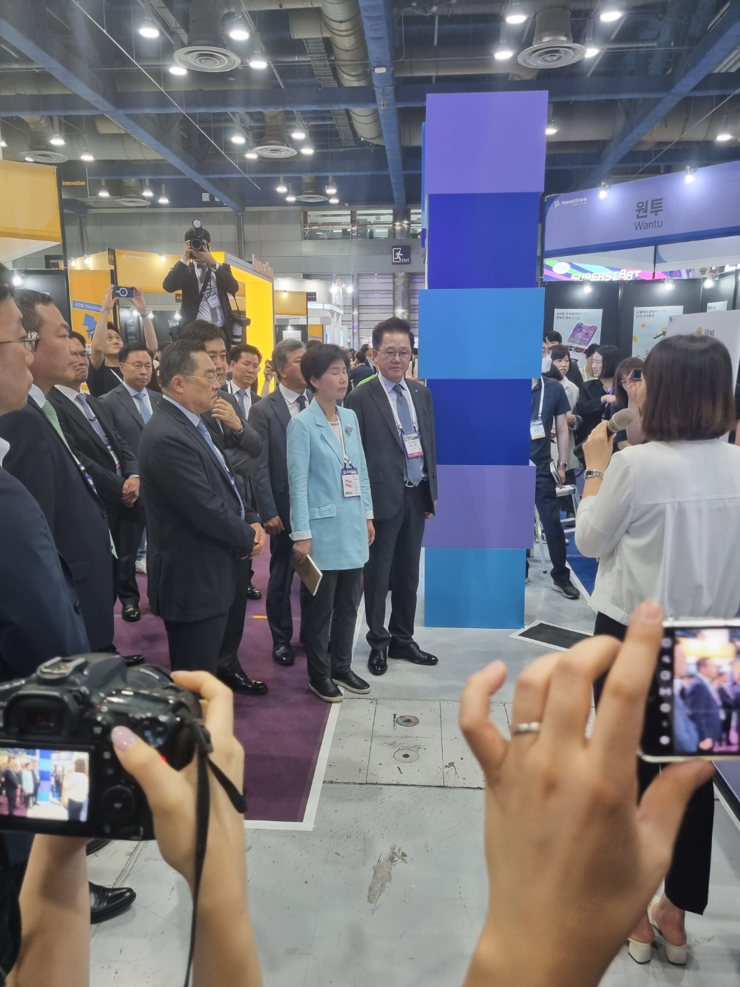 ▲강석훈 KDB산업은행 회장(오른쪽서 두 번째), 백혜련 국회 정무위원장(오른쪽서 세 번째) 등이 핀테크존에서 담보대출 비교플랫폼 '담비'에 대한 설명을 듣고 있다.