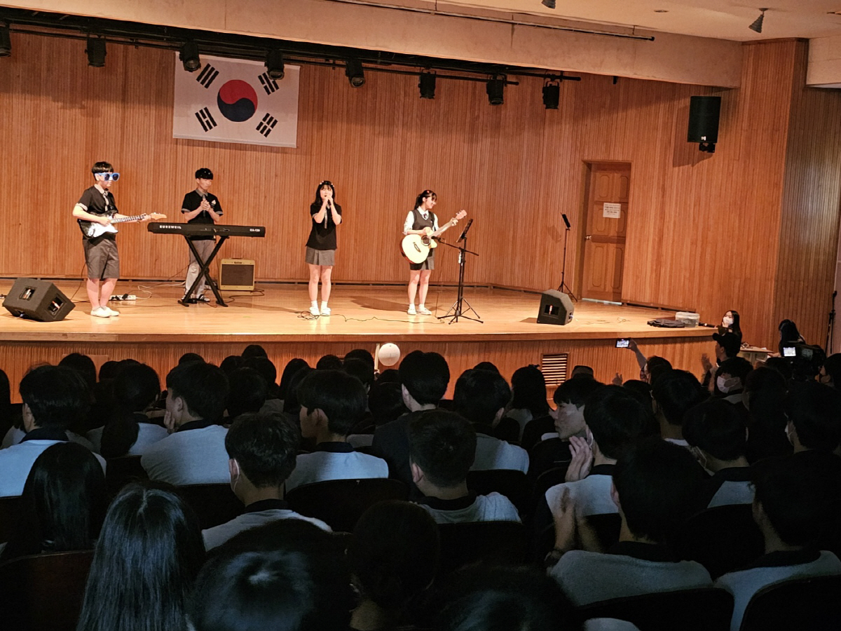 ▲경기 수원시 망포중학교(교장 유운선)는 1일 학생들의 끼를 펼치는 장으로 버스킹 행사를 가졌다.
자료=망포중학교