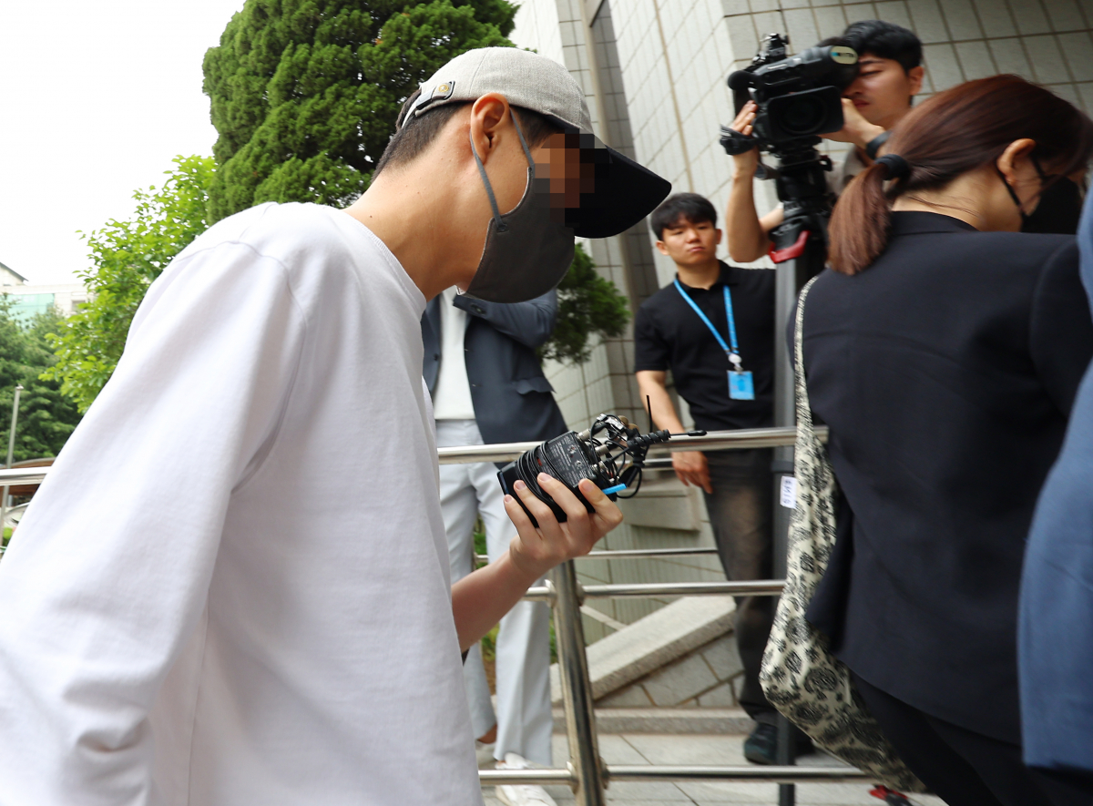 ▲SG(소시에테제네랄)증권발 폭락 사태와 관련해 투자금과 투자자 등을 관리하며 주가조작에 관여한 공범들이 1일 오전 구속 전 피의자 심문(영장실질심사)을 받기 위해 서울남부지법에 출석하고 있다. (연합뉴스)